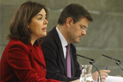 Declaración institucional con motivo del ‘Día Mundial de Tolerancia Cero con la Mutilación Genital Femenina’ La vicepresidenta del Gobierno, Soraya Sáenz de Santamaría junto al ministro de Defensa, Rafael Catalá en un momento de la rueda de prensa posterior al Consejo de Ministros