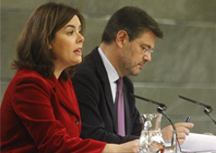 La vicepresidenta del Gobierno, Soraya Sáenz de Santamaría junto al ministro de Defensa, Rafael Catalá en un momento de la rueda de prensa posterior al Consejo de Ministros