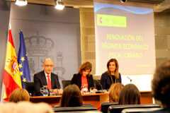 Luz verde al nuevo Régimen Económico Fiscal de las Islas Canarias Montoro, Sáenz de Santamaría y Báñez
