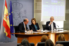 El Consejo de Ministros revisa al alza las previsiones de crecimiento de la economía y creación de empleo Luis de Guindos, Soraya Sáenz de Santamaría y Cristóbal Montoro