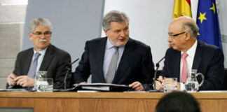 Los usuarios de viajes combinados tendrán una mayor protección a la hora de contratar el servicio Alfonso Dastis, Íñigo Méndez de Vigo y Cristóbal Móntoro