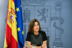 El Consejo de Ministros condecora a Laurence Le Vert, la ex magistrada francesa ‘azote de ETA’ Soraya Sáenz de Santamaría