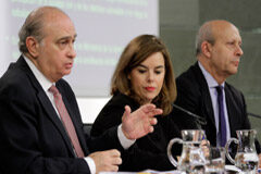 El Gobierno verificará cada año si los ministerios imponen nuevas obligaciones administrativas a las empresas Jorge Fernández Díaz, Soraya Sáenz de Santamaria y José Ignacio Wert
