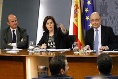 El Gobierno lleva al TC las leyes catalanas de pobreza energética y de propiedad temporal Luis de Guindos, Soraya Sáez de Santamaría y Cristóbal Montoro