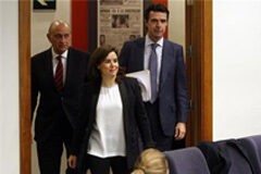 Aprobado el texto refundido de la Ley General de la Seguridad Social, que integra más de un centenar de modificaciones La vicepresidenta del Gobierno, Soraya Sáenz de Santamaría, junto con el ministro de Industria, Energía y Turismo, José Manuel Soria, y el ministro de Interior, Jorge Fernández Díaz, a su llegada a la rueda de prensa posterior al Consejo de Ministros.