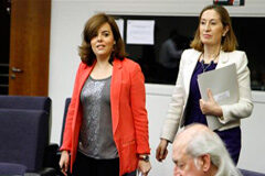 La ley prohibirá recalificaciones de suelos durante el proceso de planificación de una carretera Soraya Sáenz de Santamaría y Ana Pastor