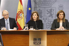 La redacción definitiva de las nuevas leyes del Voluntariado y del Tercer Sector de Acción Social permite su envío a Cortes Pool Moncloa / Acceso libre La vicepresidenta del Gobierno, ministra de la Presidencia y portavoz del Gobierno, Soraya Sáenz de Santamaría, el ministro de Hacienda y Administraciones Públicas, Cristóbal Montoro, y la ministra de Empleo y Seguridad Social,