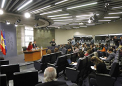 La vicepresidenta del Gobierno, Soraya Sáenz de Santamaría y el ministro de Justicia, Rafael Catalá, durante la rueda de prensa posterior al Consejo de Ministros