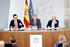 El Gobierno analizará si es necesario actualizar la tipificación de los delitos sexuales Román Escolano, Íñigo Méndez de Vigo y Cristóbal Montoro