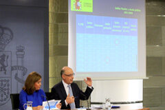 Los funcionarios cobrarán en octubre el 26,23% de la paga extra de 2012 Soraya Sáenz de Santamaría y Cristóbal Montoro