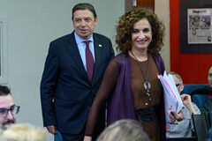 Aprobada la subida del SMI a 950 euros con efectos retroactivos desde el 1 de enero María Jesús Montero y Luis Planas