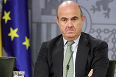 Moncloa aprueba el Real Decreto que simplifica el proceso de cese y extinción de una empresa El ministro de Economía y Competitividad, Luis de Guindos, durante la rueda de prensa posterior al Consejo de Ministros.