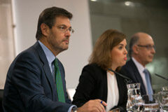 La reforma del proceso penal aumenta el campo de las interceptaciones y ciñe la instrucción de los casos sencillos a seis meses Catalá, Sáenz de Santamaría y Montoro