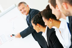 El coaching transforma al abogado “marca blanca” en abogado de marca Un abogado dando instrucciones en la pizarra de una oficina