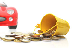 Principales consecuencias del impago de la prima del seguro de responsabilidad civil de un vehículo (I) coche y cubo volcado con monedas