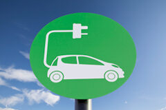 Ayudas para la adquisición de vehículos de energías alternativas Señal con un dibujo de un coche eléctrico