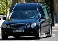 El coche fúnebre con los restos de Miguel Pajares, de 75 años, el 12 de agosto de 2014