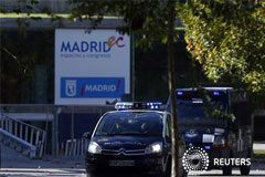 Dimite el vicealcalde de Madrid por la tragedia del Madrid Arena En la imagen, vehículos de la Policía Nacional salen del Madrid Arena el 1 de noviembre de 2012 tras la tragedia