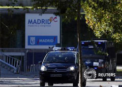 En la imagen, vehículos de la Policía Nacional salen del Madrid Arena el 1 de noviembre de 2012 tras la tragedia