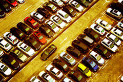 ¿Seguro que las ayudas a la compra de vehículos del Plan2000E tributan? Coches aparcados