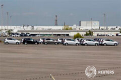 El Gobierno destina 70 millones más al plan de ayuda a la compra de coches Varios coches en un aparcamiento semivacío en Almussafes, cerca de Valencia, el 5 de septiembre de 2012