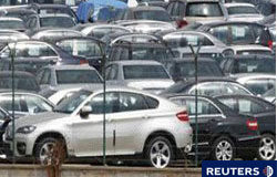 Las ventas de coches suben un 47% interanual en febrero coches nuevos en un aparcamiento cerca de Barcelona el 1 de septiembre de 2009.