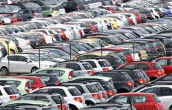 Zapatero «toma nota» de la petición de más ayudas al automóvil coches nuevos en un aparcamiento cerca de Barcelona el 1 de septiembre de 2009.