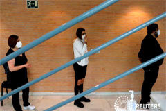 España desescalará el confinamiento entre principios de mayo y finales de junio Cola para donar sangre en el teatro Vicente Espinel de Ronda, España, 28 de abril de 2020