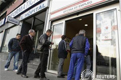 FUNCAS: La reforma generará más despidos en un clima recesivo Una cola en el exterior de una oficina de empleo en Madrid el 2 de marzo