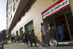 La caída del empleo se acentuará tras el verano, según Agett Una cola ante una oficina del paro en Madrid