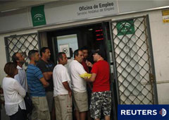 personas en la cola del paro de una oficina de empleo en la localidad malacitana de Marbella