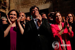 La alcaldesa de Barcelona pedirá la mediación de la UE en el conflicto catalán Colau (izquierda), junto al presidente catalán, Carles Puigdemont, y la presidenta del Parlament, Carme Forcadell, en un acto en Barcelona el 24 de septiembre de 2017