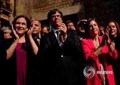 Colau (izquierda), junto al presidente catalán, Carles Puigdemont, y la presidenta del Parlament, Carme Forcadell, en un acto en Barcelona el 24 de septiembre de 2017