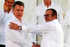 Colombia firma nuevo acuerdo de paz con ilusión de acabar conflicto armado Santos (izq) y Londoño (dcha) se dan la mano tras la firma del primer acuerdo de paz en Cartagena de Indias, el 26 de septiembre de 2016