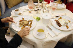 La oculta relación entre el P2P y la nutrición y dietética Unos ejecutivos alrededor de una mesa con comida.