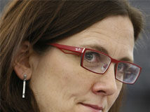 Los movimientos bancarios en la UE dejarán de enviarse a Estados Unidos La Comisaria de Asuntos de Interior, Cecilia Malmström