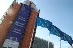 Los líderes de la UE aplazan al martes la cumbre para elegir puestos clave Banderas de la Unión Europea ondean en la sede de la Comisión en Bruselas, el 30 de junio de 2019.