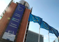 Banderas de la Unión Europea ondean en la sede de la Comisión en Bruselas, el 30 de junio de 2019.