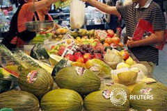 La inflación española se dispara inesperadamente en agosto un hombre compra fruta y verdura en un mercado en El Masnou, Barcelona