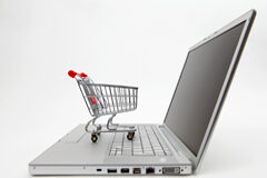Crecen las compras online y su protección legal Un carrito sobre un teclado