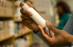 ¿Se acuerdan de aquel “qué menox que Monix”? Una mujer mirando las características de un producto en un supermercado.