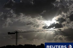 La compraventa de viviendas baja un 11,9% en marzo Una grúa se eleva sobre una obra de construcción de viviendas a las afueras de Madrid el 7 de marzo de 2011.