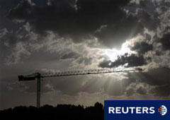 Una grúa se eleva sobre una obra de construcción de viviendas a las afueras de Madrid el 7 de marzo de 2011.