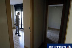 La compraventa de viviendas en diciembre modera baja a un 1,7% Un inspector estudia un piso vacío en el centro de Madrid en una foto de archivo de 2009.