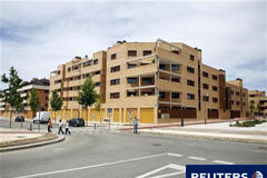 La compraventa de viviendas marca un récord mínimo Un edificio de viviendas.