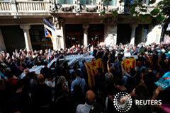 La Guardia Civil registra sedes de la Generalitat y detiene al secretario de Economía Una concentración frente a la Consejería de Economía de la Generalitat tras registros en varias de sus sedes, en Barcelona, el 20 de septiembre de 2017