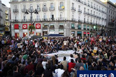 Españoles «indignados» llevan a la calle su movilización online Concentración de "Democracia Real, Ya!" en la Puerta del Sol de Madrid el 16 de mayo.