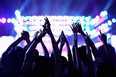 Sin abogados, no hay festival Público con los brazos arriba viendo un concierto