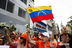 Condenan a casi 14 años de prisión a líder opositor venezolano Leopoldo López Seguidores de López gritan y ondean una bandera de Venezuela en una marcah de apoyo en Caracas, el 10 de septiembre de 2015