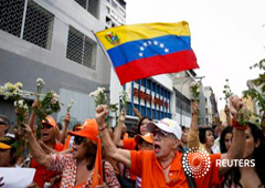 Seguidores de López gritan y ondean una bandera de Venezuela en una marcah de apoyo en Caracas, el 10 de septiembre de 2015